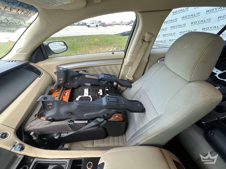 2015-ford-taurus-sedan-image-18
