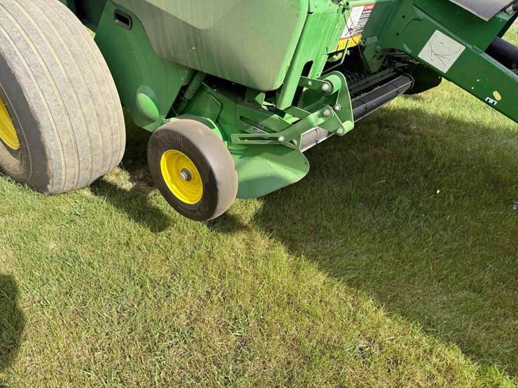 2020-john-deere-560m-image-8