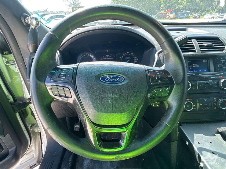 2016-ford-explorer-image-12
