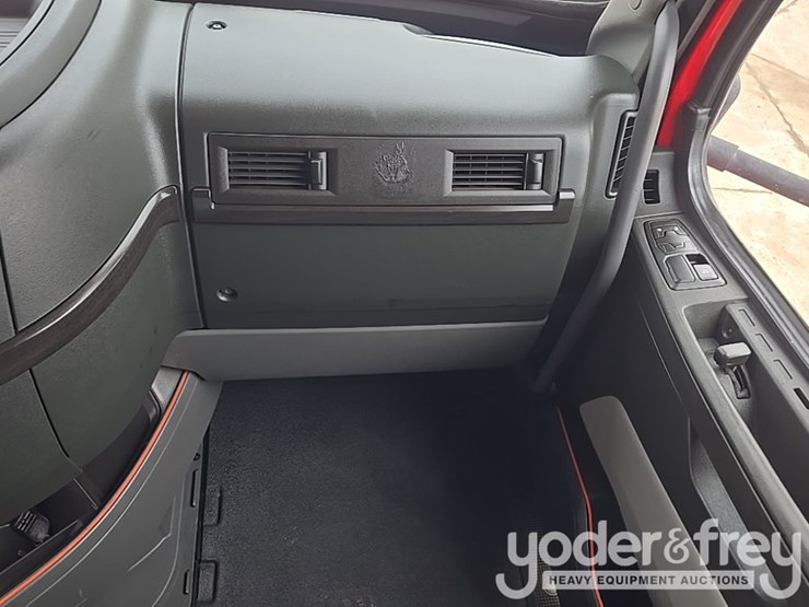 2019-volvo-vnl860-image-56