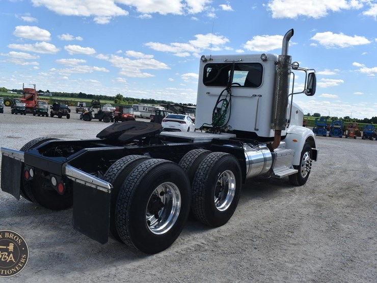 2013-peterbilt-367-image-11