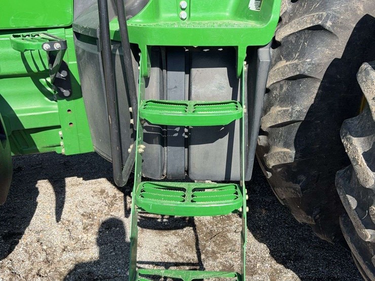 2011-john-deere-8260r-image-13