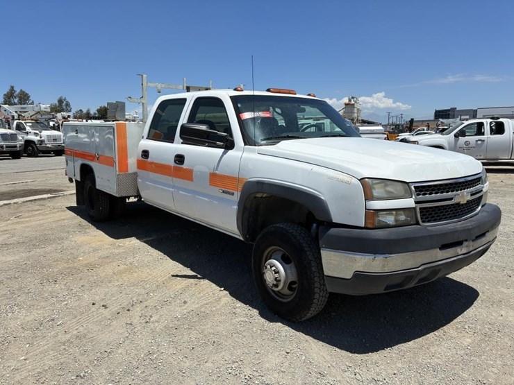 2005-chevrolet-silverado-3500-image-2