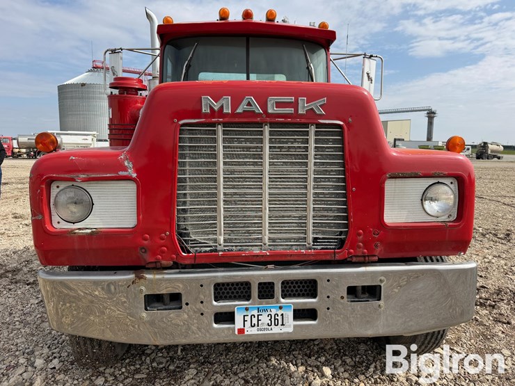 1984-mack-r686st-image-13