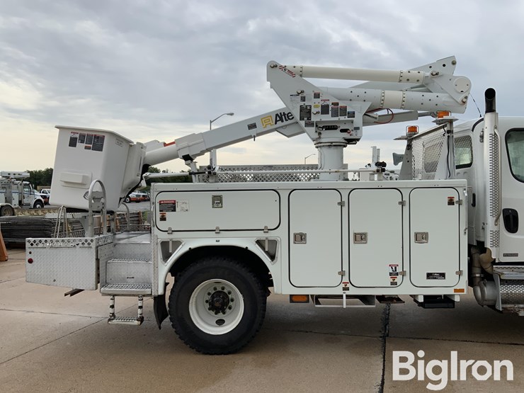 2010-freightliner-m2-106-image-18