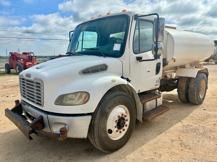 2006-freightliner-m2-106-image-1
