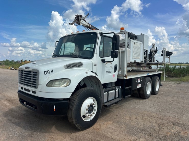 2014-freightliner-m2-106-image-1