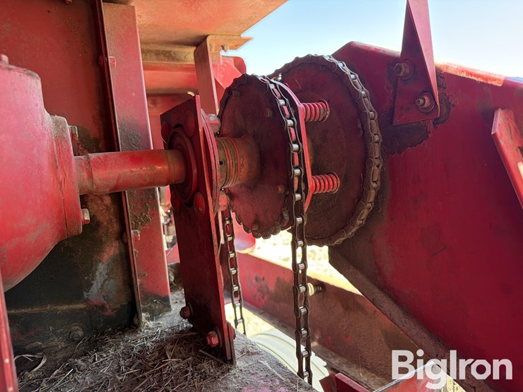 new-holland-320-image-17