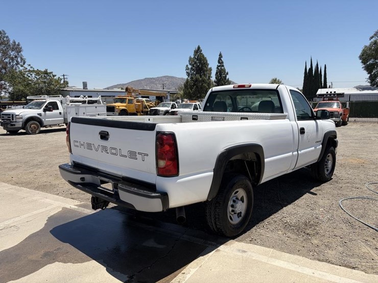 2006-chevrolet-2500-image-3