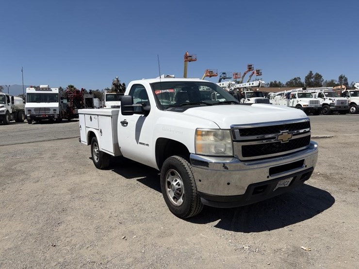 2011-chevrolet-silverado-2500-image-2