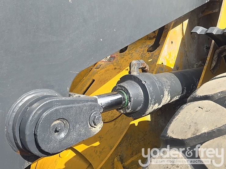 2019-deere-724k-image-21