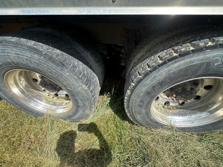 2010-peterbilt-367-image-15