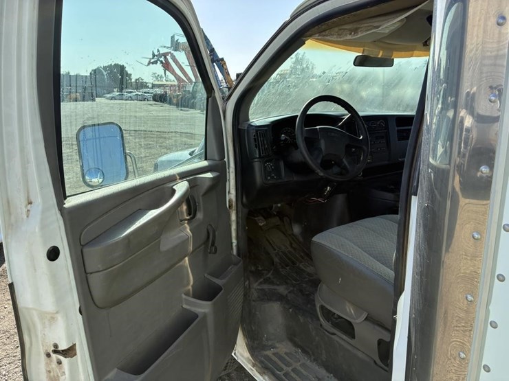 2003-gmc-3500-image-13