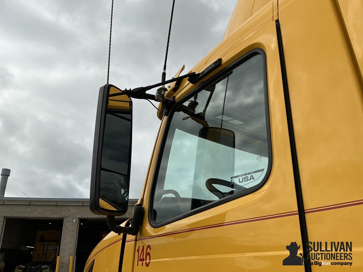 2015-volvo-vnl64t300-image-16