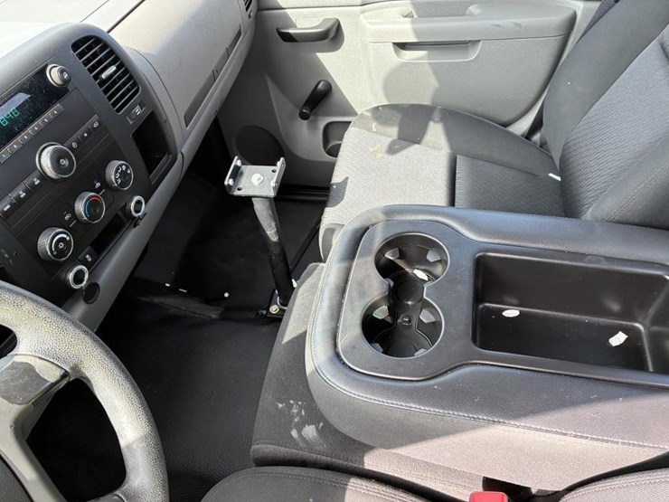 2013-chevrolet-silverado-2500-image-16