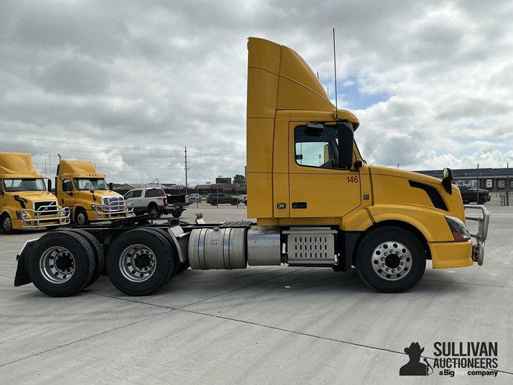 2015-volvo-vnl64t300-image-4