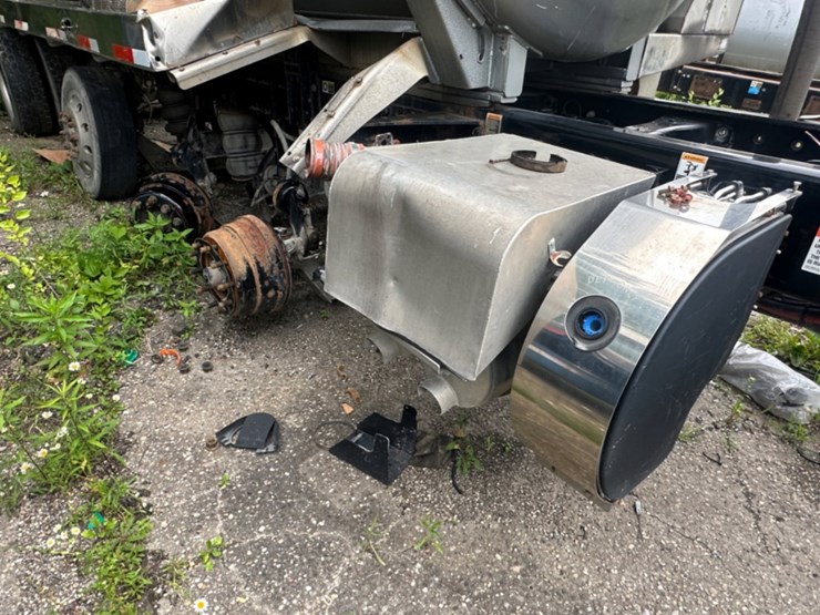 2019-peterbilt-567-image-4