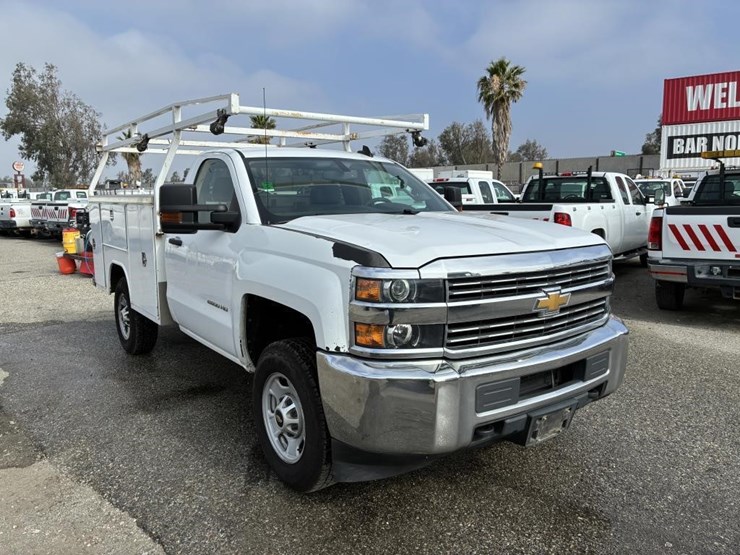 2018-chevrolet-2500hd-image-2