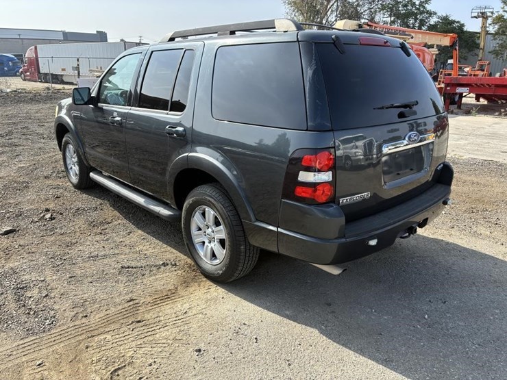 2010-ford-explorer-xlt-image-4