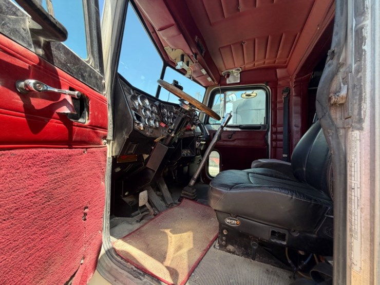 1999-peterbilt-379-image-9