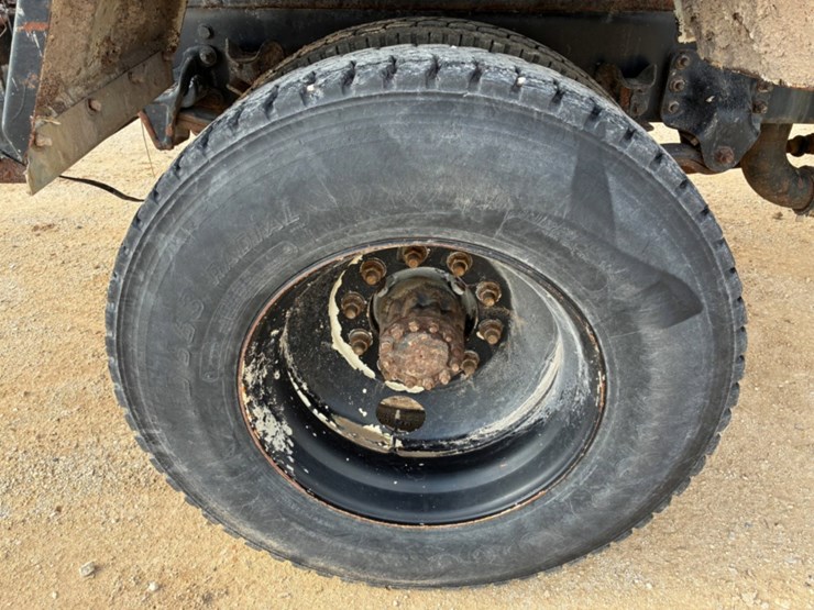 2006-freightliner-m2-106-image-11