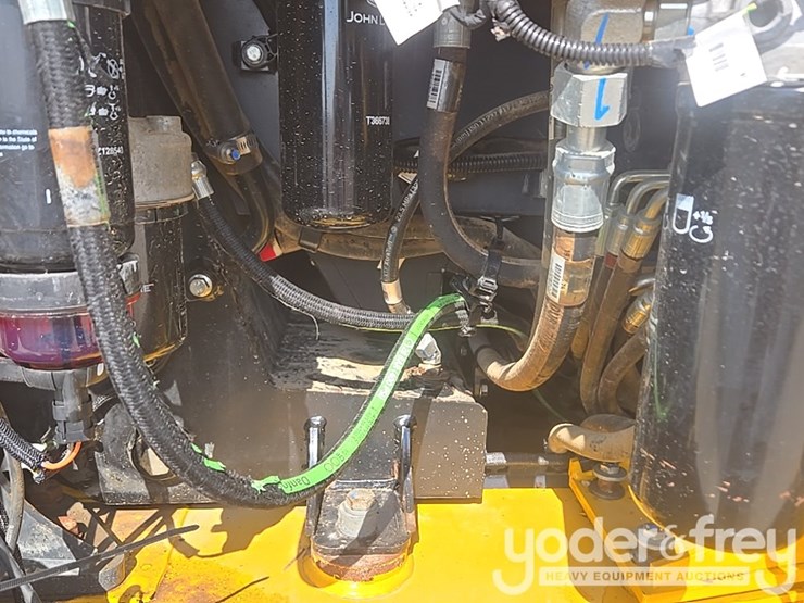 2023-deere-650k-lgp-image-38