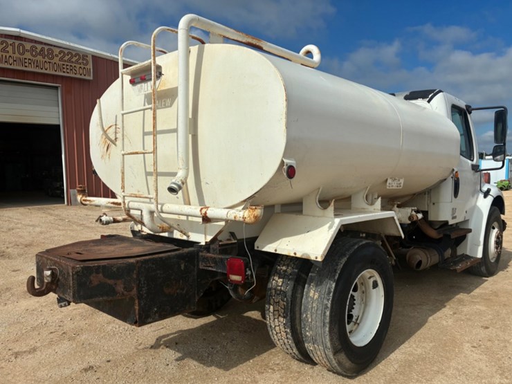 2006-freightliner-m2-106-image-4