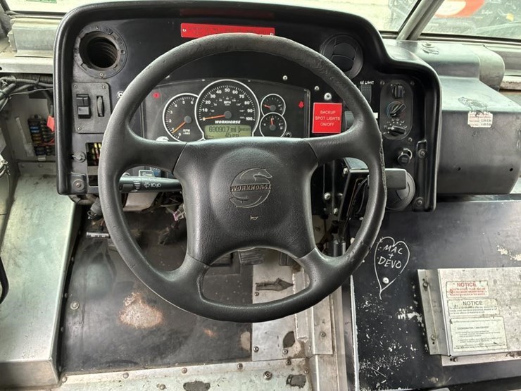2008-workhorse-w62-image-16