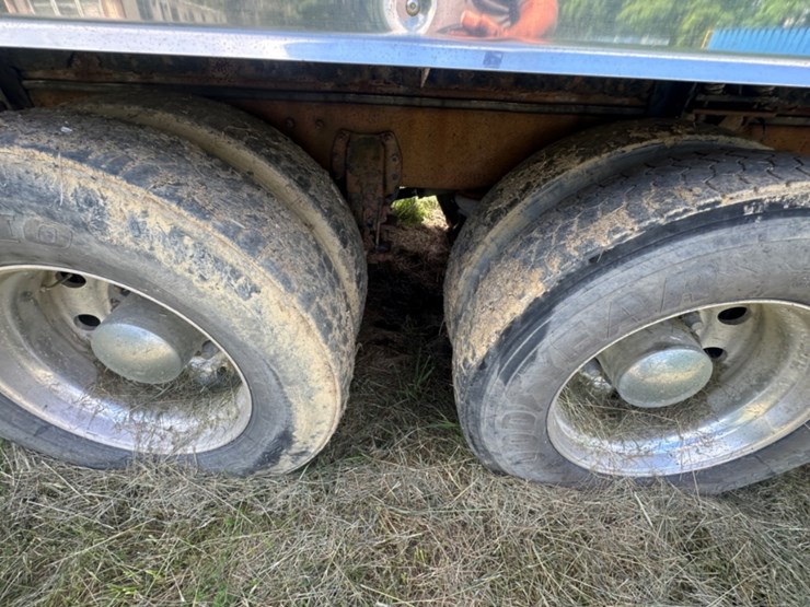 2010-peterbilt-367-image-25