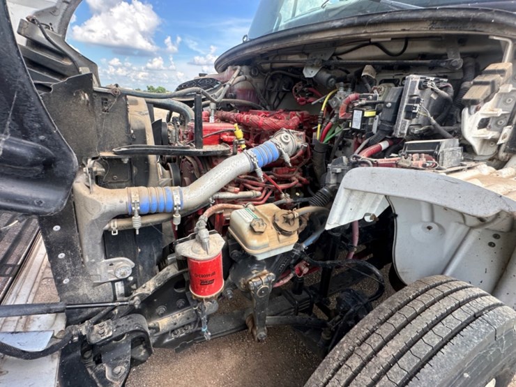 2014-freightliner-m2-106-image-21