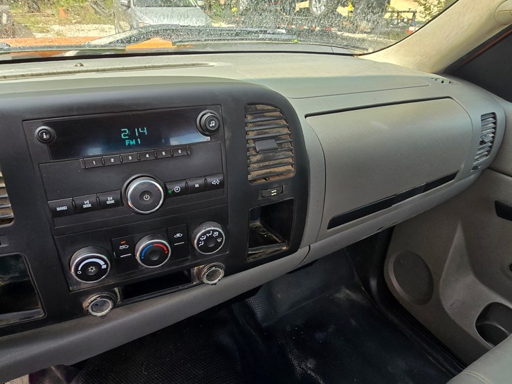 2013-chevrolet-silverado-3500-image-48