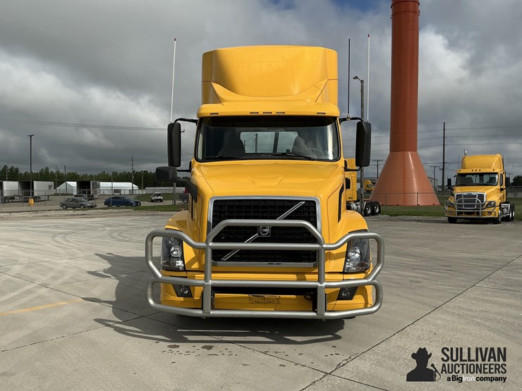 2017-volvo-vnl64t300-image-2