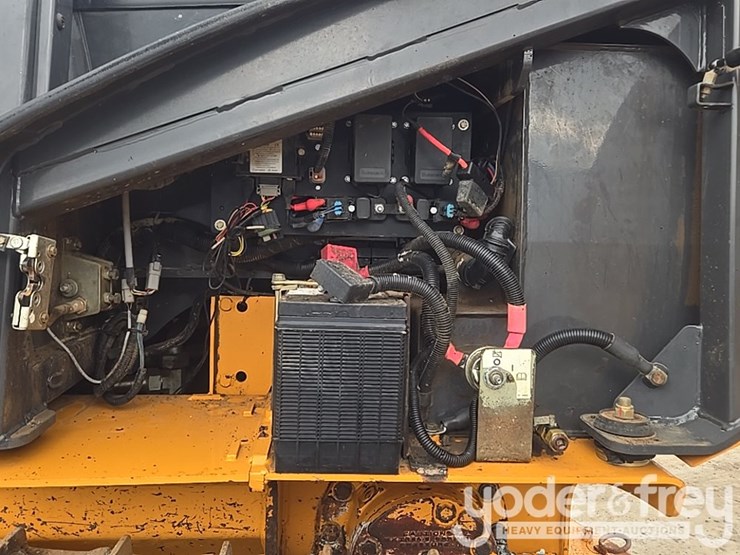 2017-case-650l-image-27