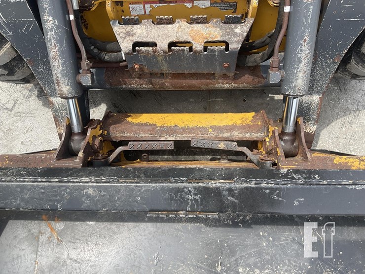 2016-deere-318e-image-10