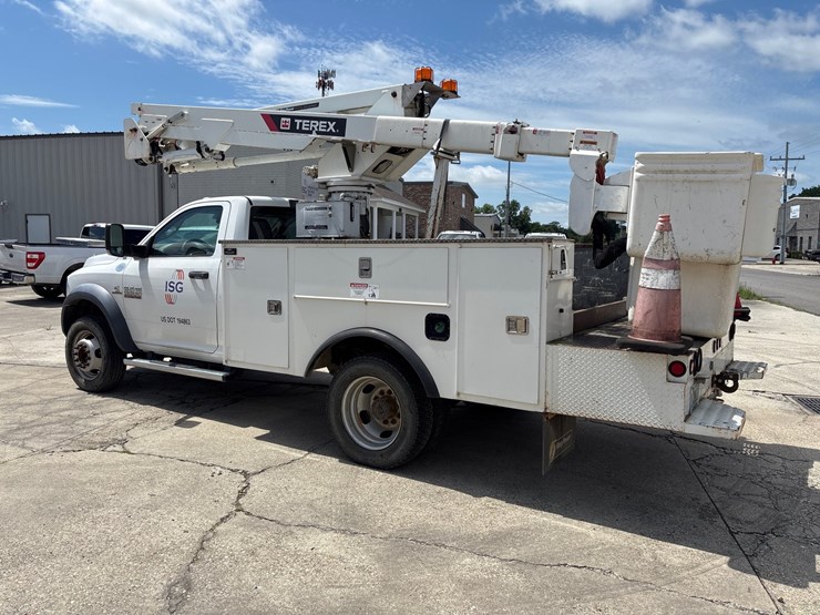#3616-•-2018-ram-5500-4x4-40ft-bucket-truck-image-4