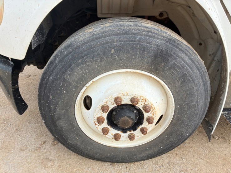 2006-freightliner-m2-106-image-9