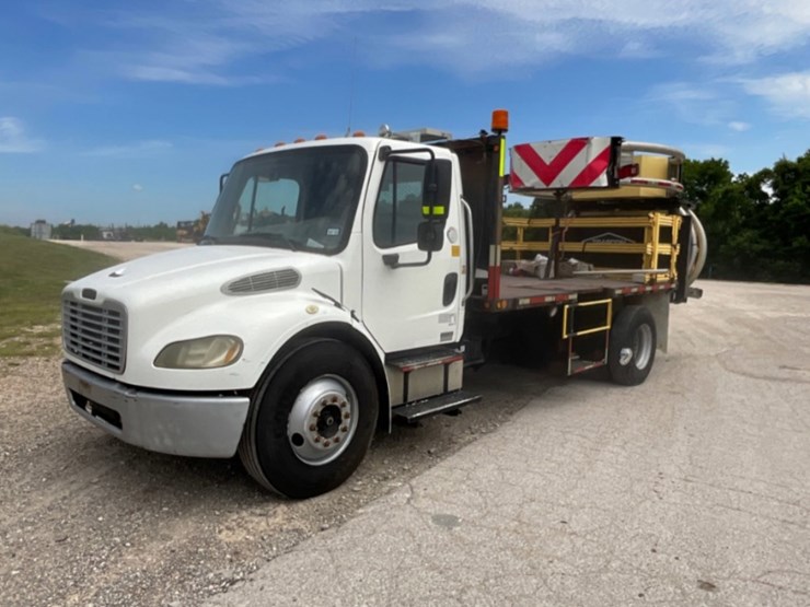 2005-freightliner-m2-106-image-1
