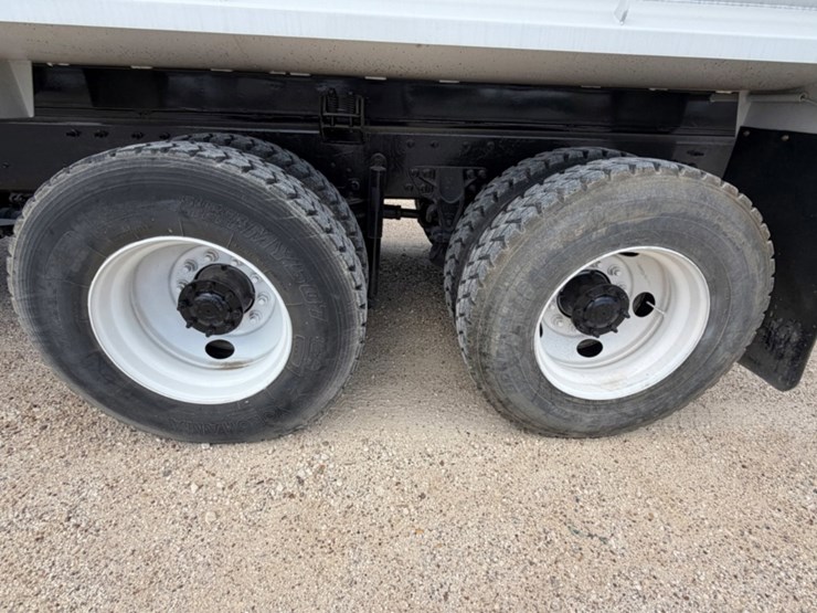 2015-caterpillar-ct660-image-14