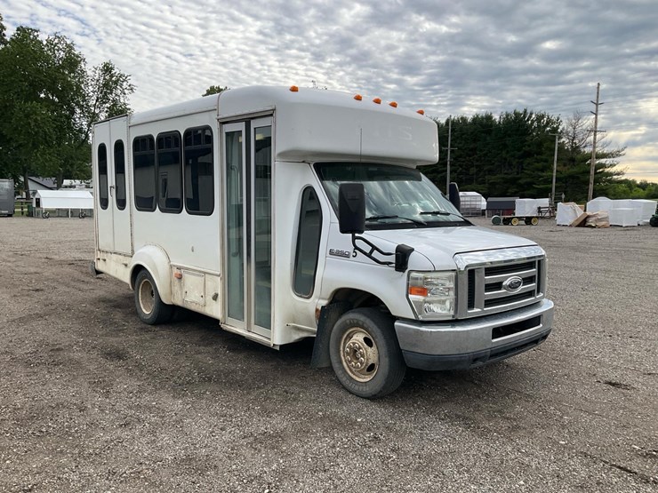 2010-ford-e350-image-11