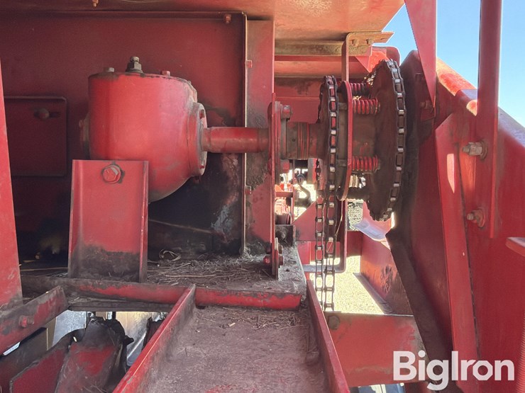 new-holland-320-image-16
