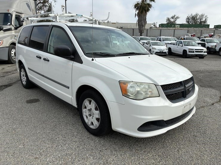 2012-dodge-caravan-image-2