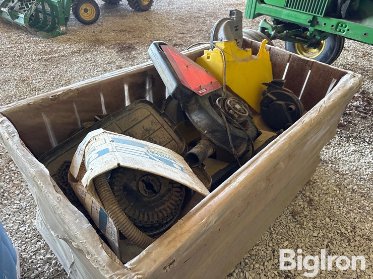 john-deere-pneumatic-planter-boxes-&-blower-motor-image-6