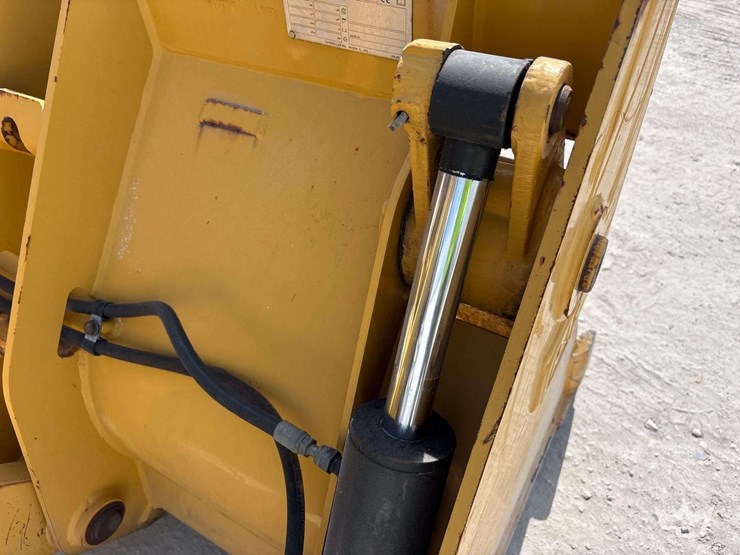 2015-caterpillar-416f-image-10