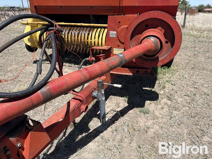 new-holland-320-image-11