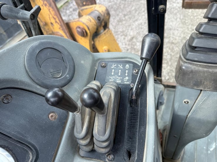 caterpillar-420d-image-32