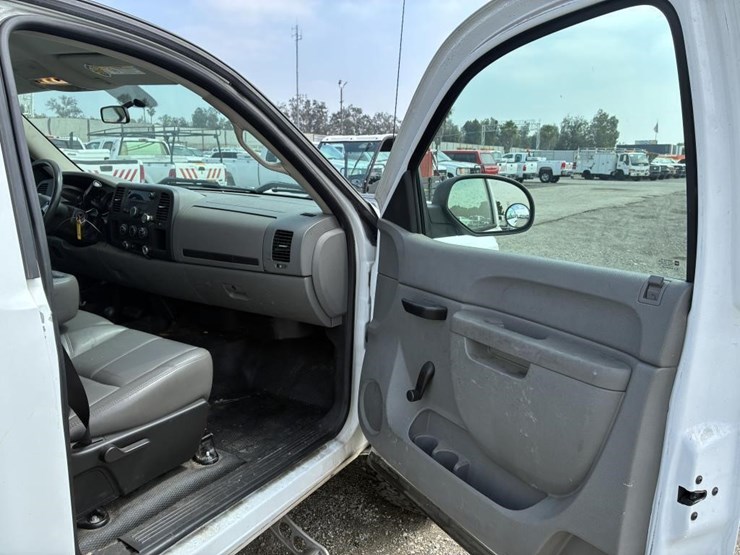 2011-chevrolet-2500hd-image-11