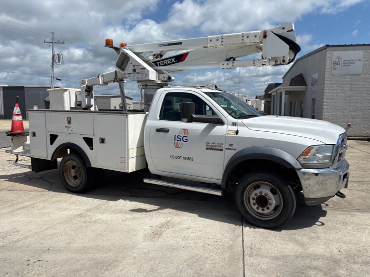 #3616-•-2018-ram-5500-4x4-40ft-bucket-truck-image-2