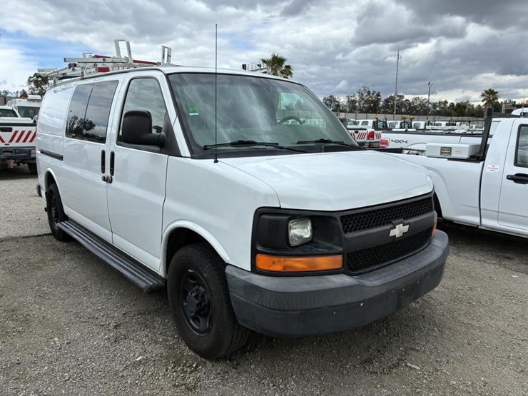 2008-chevrolet-express-3500-image-2