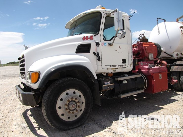 (x)-(6-9)-2004-mack-cu713-t/a-kill-truck,-vin-1m2a...-image-1