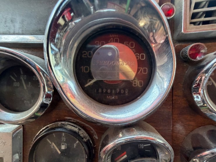 1999-peterbilt-379-image-12